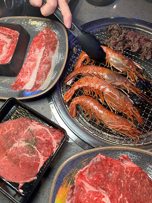 用烤肉夹烤虾和肉,Shinhwa Korean Steakhouse 韩国烤肉,食物特写